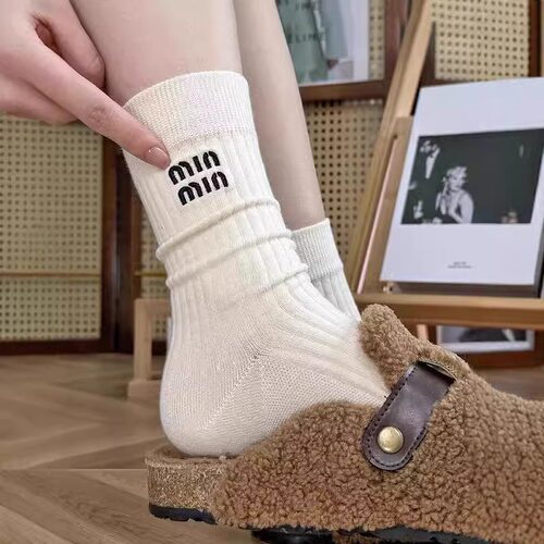 miu里miu气真的绝了~miu风真的太适合秋冬了！字母刺绣袜子女堆堆