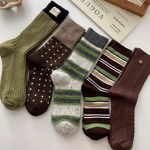 棕绿色袜子真的好复古！好看不容易撞款～秋冬复古感袜子女堆堆厚