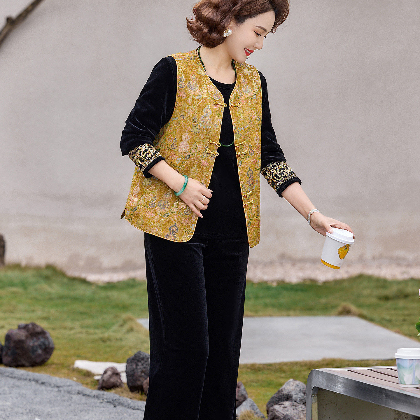 新中式妈妈春装新款丝绒套装2026新款洋气中老年女马甲国风三件套