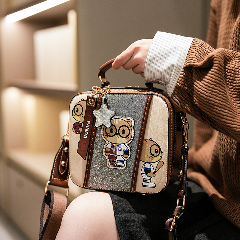 2025新款卡通小熊包包撞色拼接盒子包女包百搭单肩斜挎手提小方包