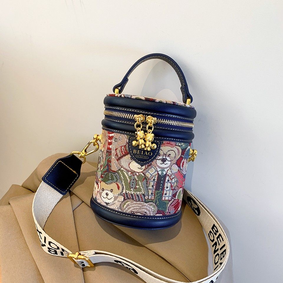 斜挎单肩圆筒包小熊帆布包水桶包