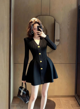 7764千金风纯色显瘦V领连衣裙秋冬新款针织裙约会穿搭淑女纯欲风