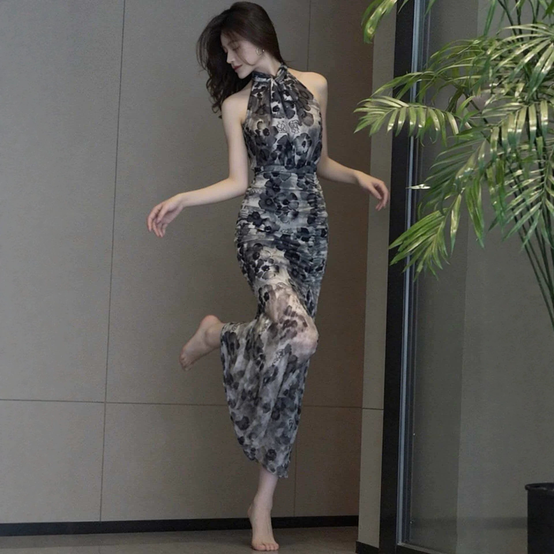 春季贵气感千金气质女神范长裙高级感重要场合精致碎花挂颈洋装
