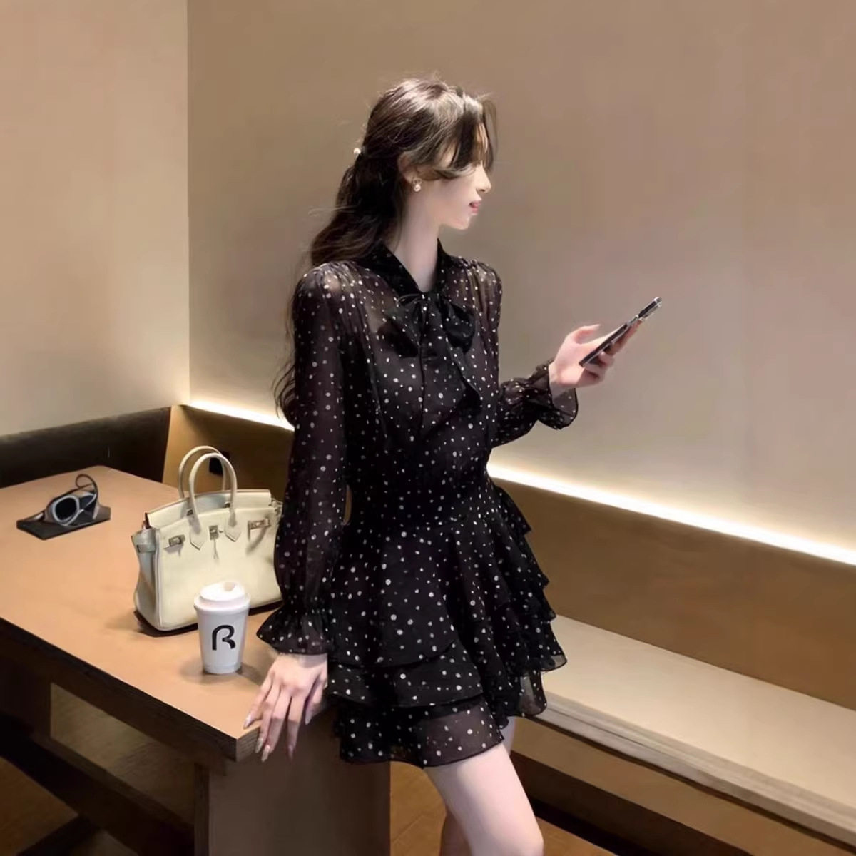 海边度假黑色波点连衣裙遮肚子显瘦时尚轻奢气质感春季裙子
