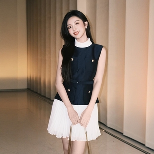 藏蓝塔夫绸白色百褶雪纺拼接无袖连衣裙