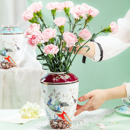 英格丽轻奢精致骨瓷花瓶