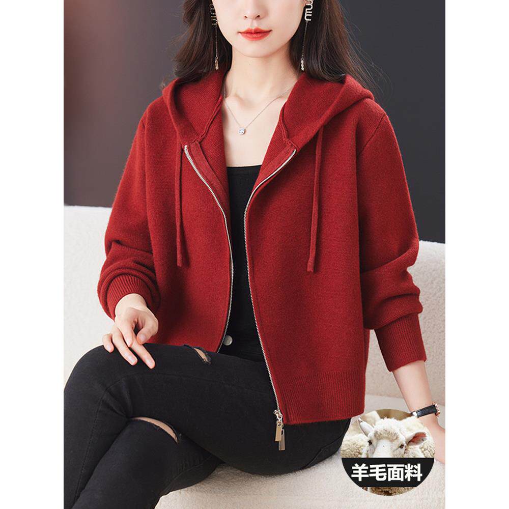 大码宽松红色连帽毛衣外女春装2025新款胖mm羊毛针织开衫外搭上衣
