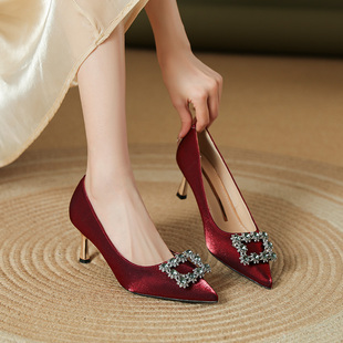 水钻秀禾主婚鞋女2026新款细跟红色新娘鞋不累脚百搭方扣高跟单鞋