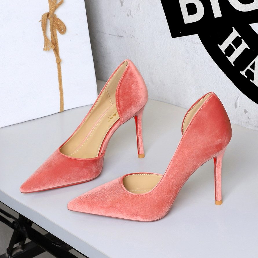 裸粉色侧空红底高跟鞋女2026新款丝绒细跟尖头浅口单鞋职业工作鞋