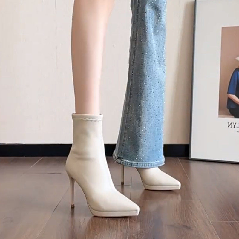 米白色高跟短靴女2026秋新款气质尖头中筒弹力靴细跟防水台马丁靴