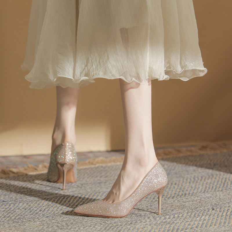 2026年新款百搭细跟单鞋女性感尖头水钻新娘婚鞋水晶香槟色高跟鞋