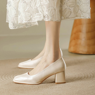 2026新款中跟高跟鞋绸缎白色新娘婚鞋法式裸色玛丽珍粗跟方头单鞋