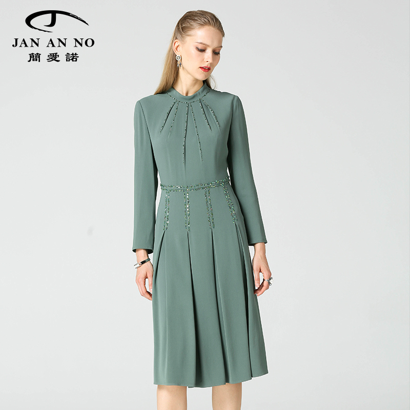 百搭伞裙款式，手工钉珠沿打摺工艺垂落而下