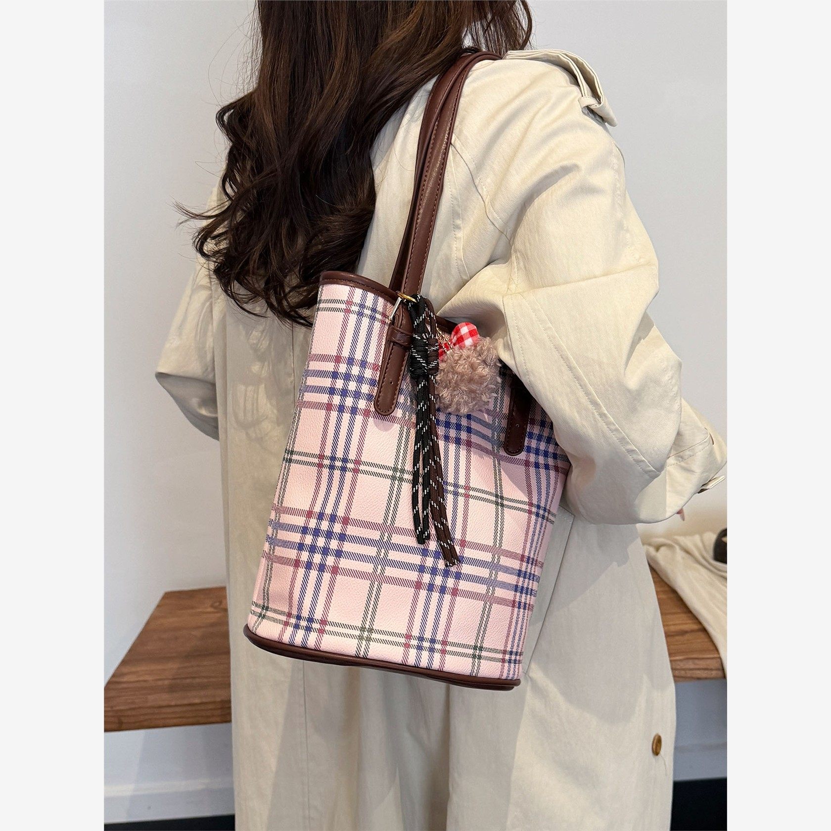 2025新款格纹水桶包乖巧单肩包软皮气质上班通勤大容量托特包包女,箱包皮具/热销女包/男包,水桶包,淘宝优惠券,粉丝福利购,淘宝优惠卷