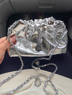 夏季高级感小众百搭斜跨链条包包女2024新款银色抽绳水桶包云朵包