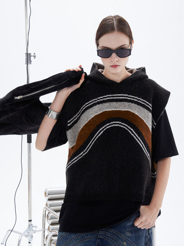 扭曲条纹短款连帽马海毛背心马甲