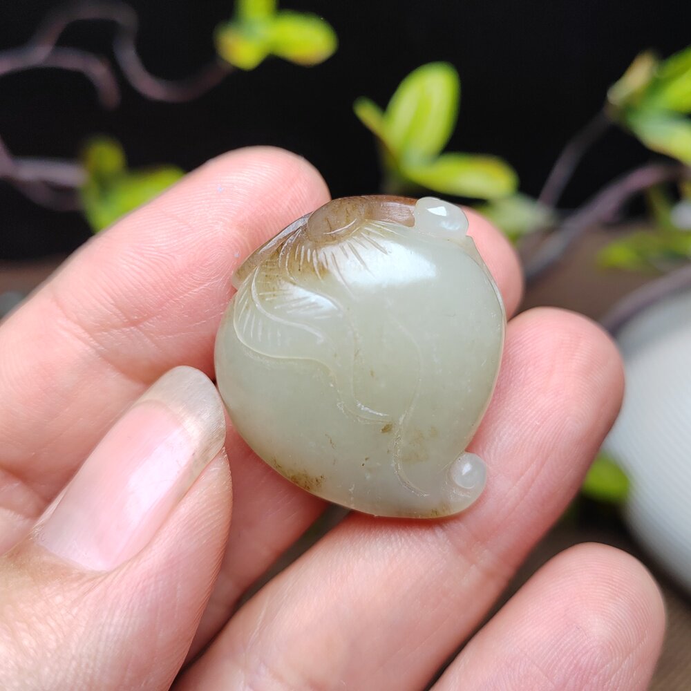 新疆和田玉且末糖青白玉桃子吊坠挂件锁骨坠苏工国风油润桃之夭夭