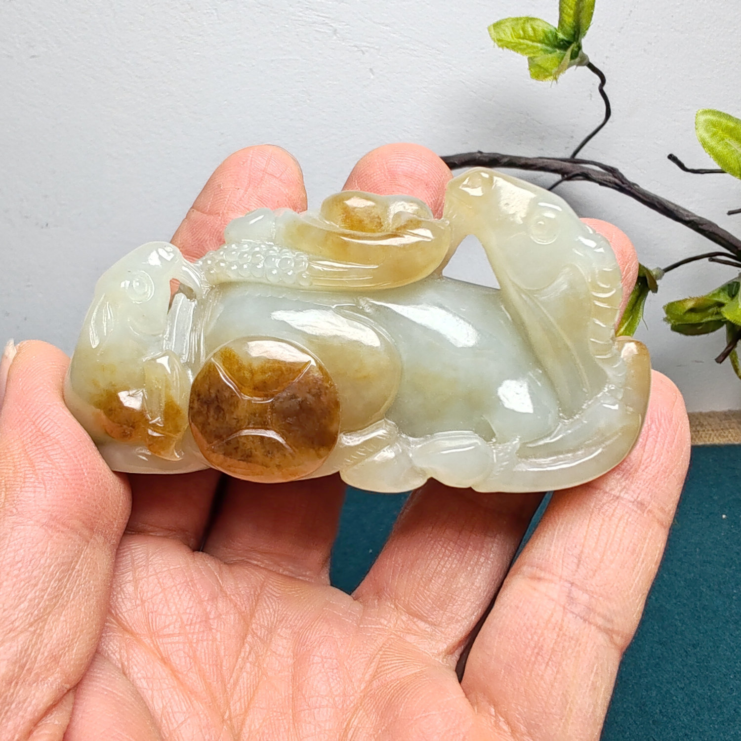 新疆和田玉且末糖青白玉双羊如意铜钱文玩羊小摆件手把件男女油润