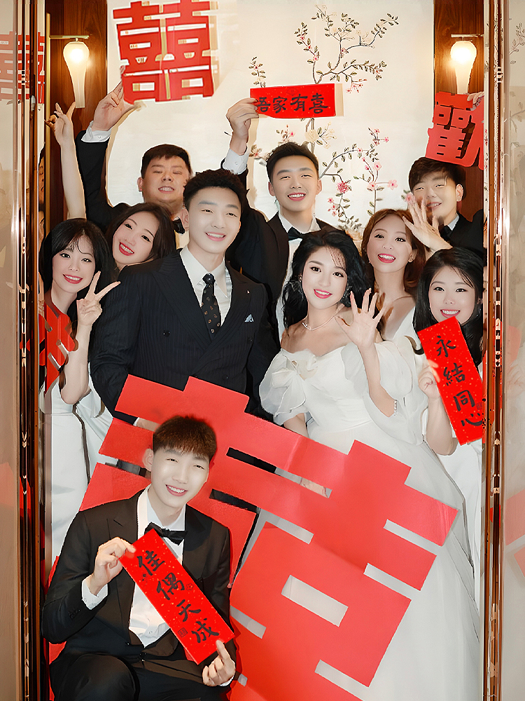 婚礼拍照小对联晨袍结婚电梯拍照