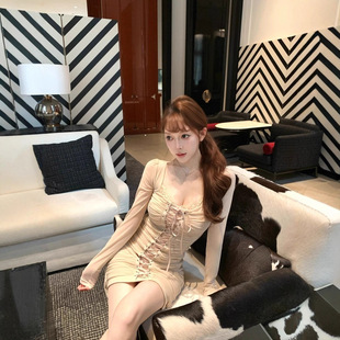 M900 连衣裙女2025新款纯欲风交叉绑带V领秋冬褶皱显瘦辣妹包臀裙