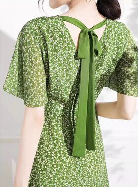 2025夏季新款法式海边度假风绿色雪纺碎花连衣裙显瘦v领仙女长裙