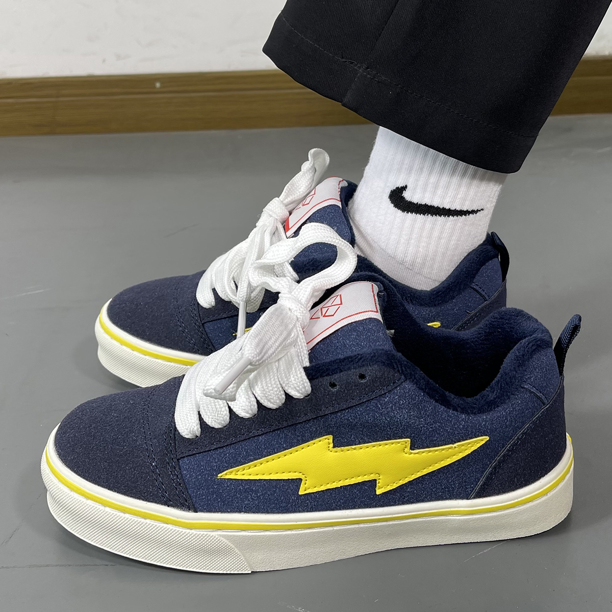 男鞋ins新款闪电板鞋冬季加绒