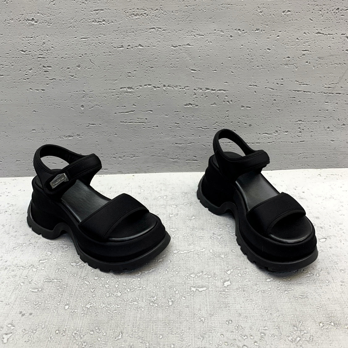 欧洲站女鞋2026夏季新款黑色松糕底露趾休闲凉鞋女厚底增高显脚瘦