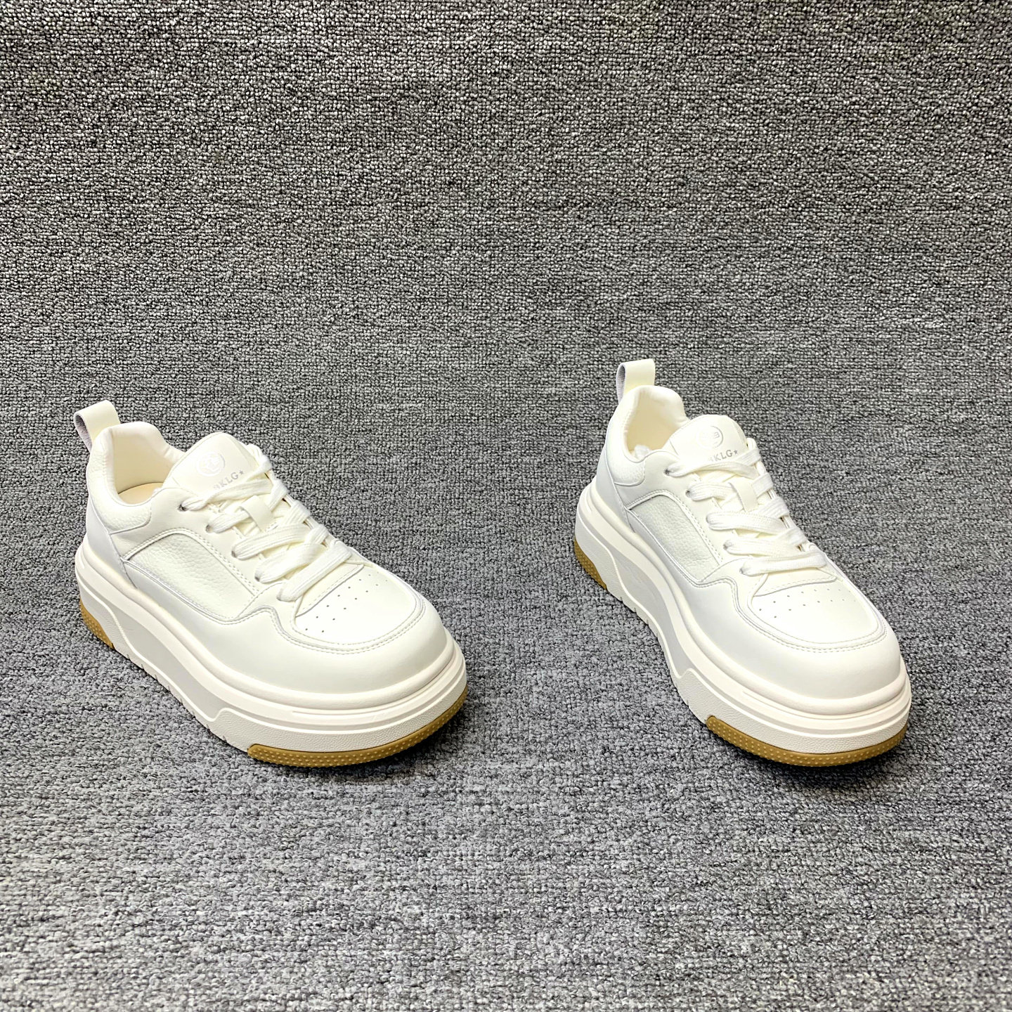 系带松糕底增高休闲板鞋小白鞋