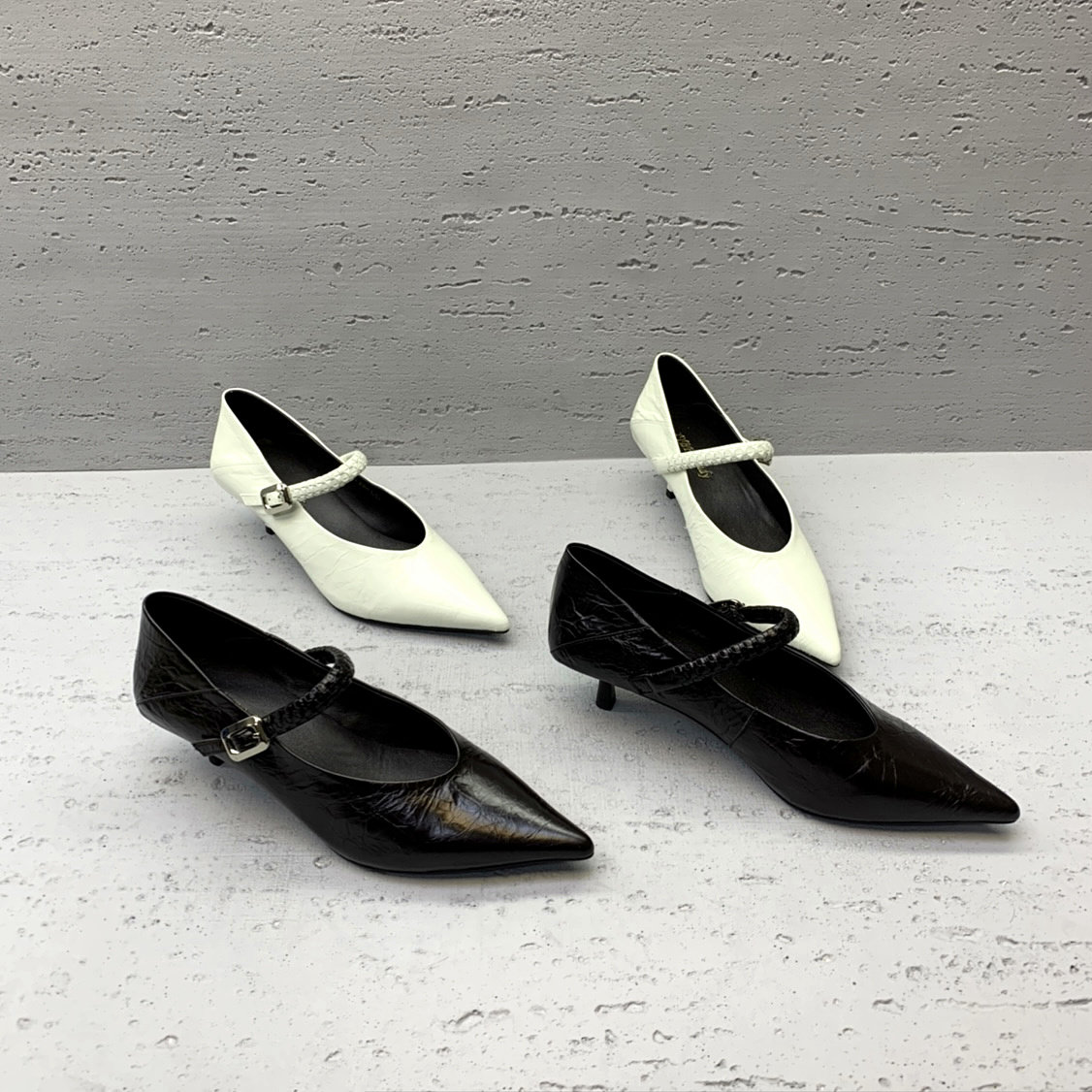 欧洲站女鞋2026春季新款欧货真皮摔纹浅口绑带尖头时尚细跟高跟鞋