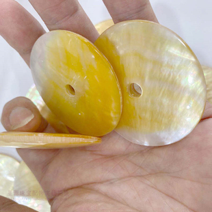 50mm天然黄蝶贝平安扣 双面黄中间孔贝壳圆片少数民族挂件diy配件