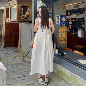 韩系简约气质白色无袖连衣裙女2025夏季新款休闲显瘦绝美背心长裙图片