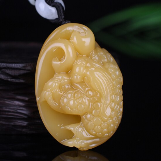 天然和田玉糖料原石雕刻三足金蟾吊坠金蟾旺财玉挂件项链坠招财