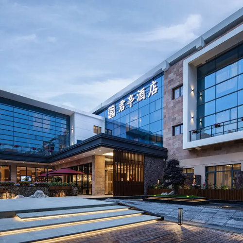 位置优越，毗邻徐家汇商圈、上海南站、上海植物园、锦江乐园； 房间mini吧免费+免费停车+免费自助洗衣房、健身房 有效期至26年8月3日，先囤后约，不约可退 次日双人自助早餐，可选下午茶或商务餐