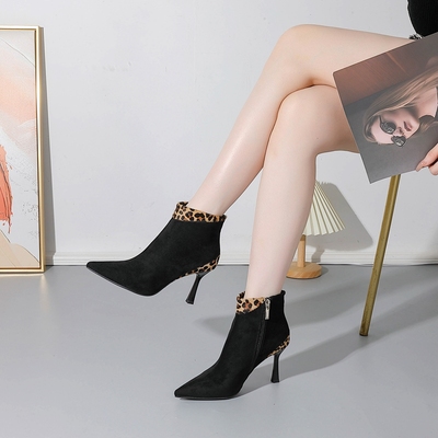尖头细跟黑色绒面拼接豹纹短靴女