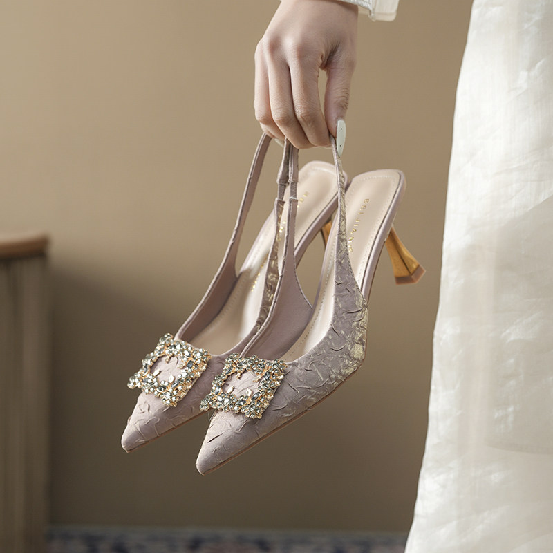 2026春新法式绸缎褶皱方扣尖头细跟高跟单鞋女一字带气质包头凉鞋,女鞋,包头拖,淘宝优惠券,粉丝福利购,淘宝优惠卷