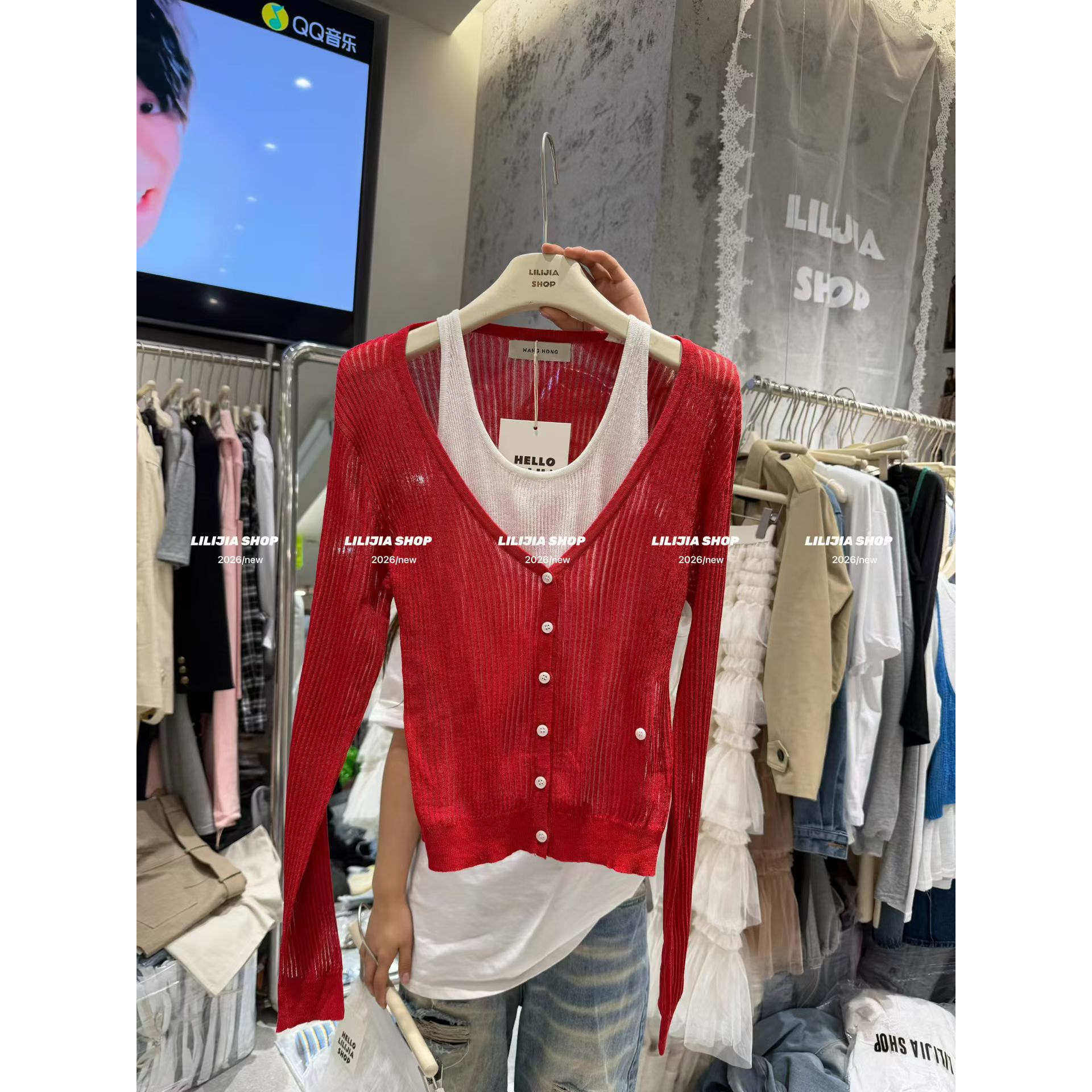 简约时尚红色V领针织开衫女修身显瘦纽扣内搭吊带白色背心两件套