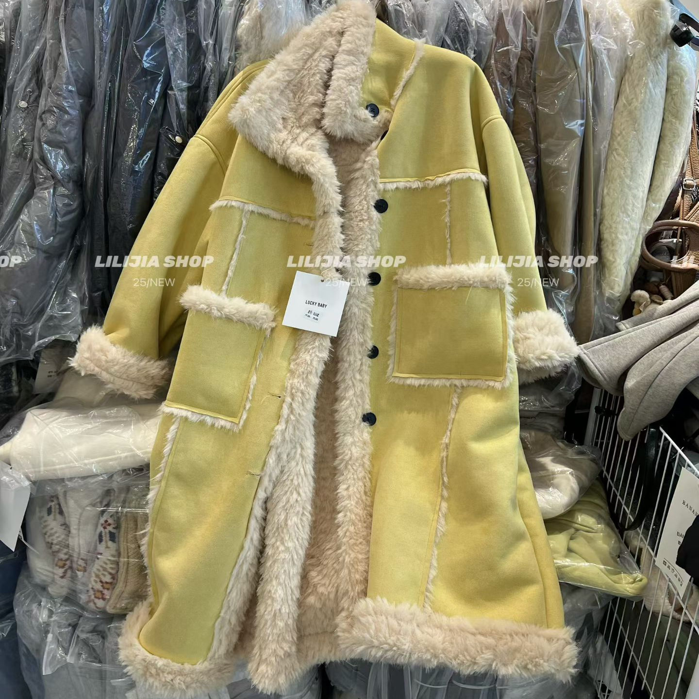 柠檬黄皮毛一体羊羔毛外套女