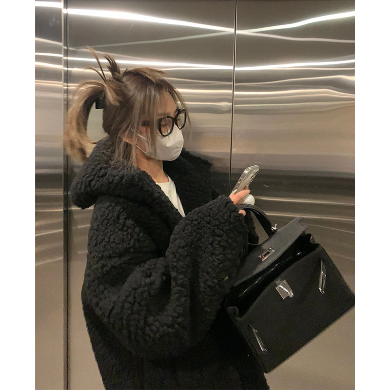 黑色羊羔毛连帽外套宽松休闲慵懒风2024年冬季新款女装羊羔绒上衣