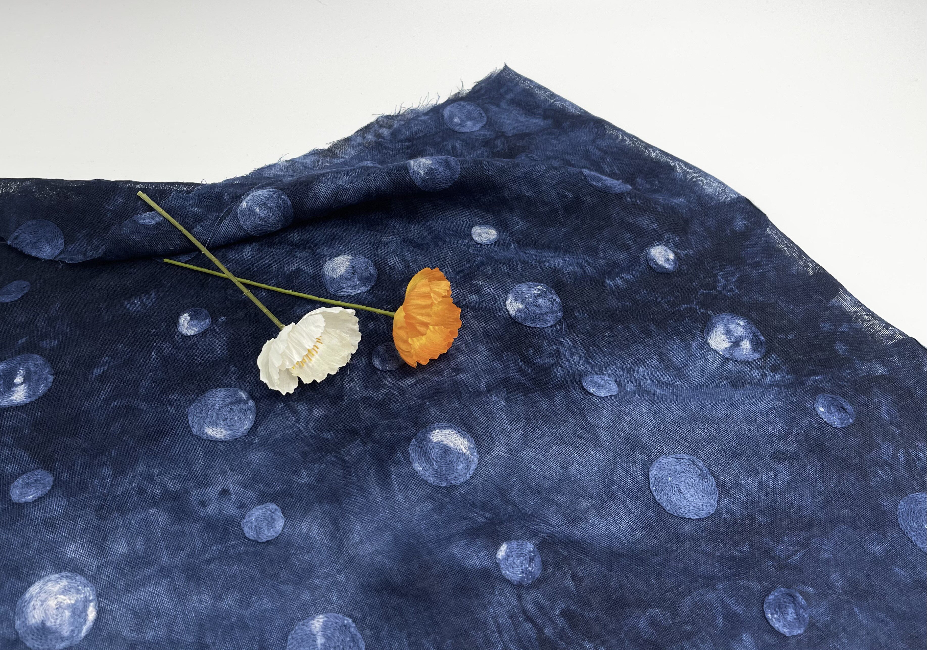 微透偏硬 深蓝色波点刺绣扎染草木染纯亚麻面料旗袍裙设计师布料