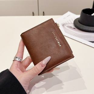 高级感简约小钱包女短款 精致多卡位两折叠钱夹拉链零钱袋 2026时尚