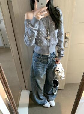 韩系灰色波点长袖针织开衫女秋季设计感小众显瘦内搭斜领露肩上衣