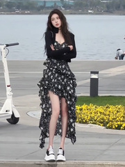 黑色碎花吊带裙小个子高级感俏皮活泼沙滩连衣裙长裙飘逸夏天裙子