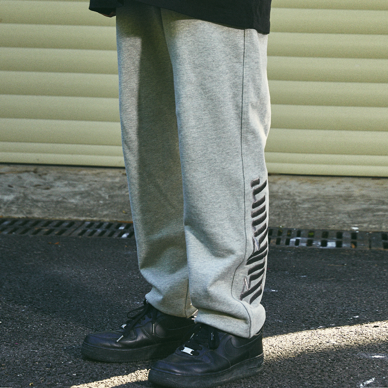 横排LOGO刺绣卫裤休闲裤