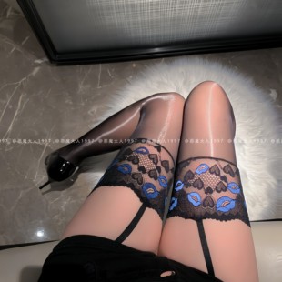 恶魔大人情趣蕾丝吊带丝袜烈焰唇吻开档极光长筒袜性感长筒袜制服
