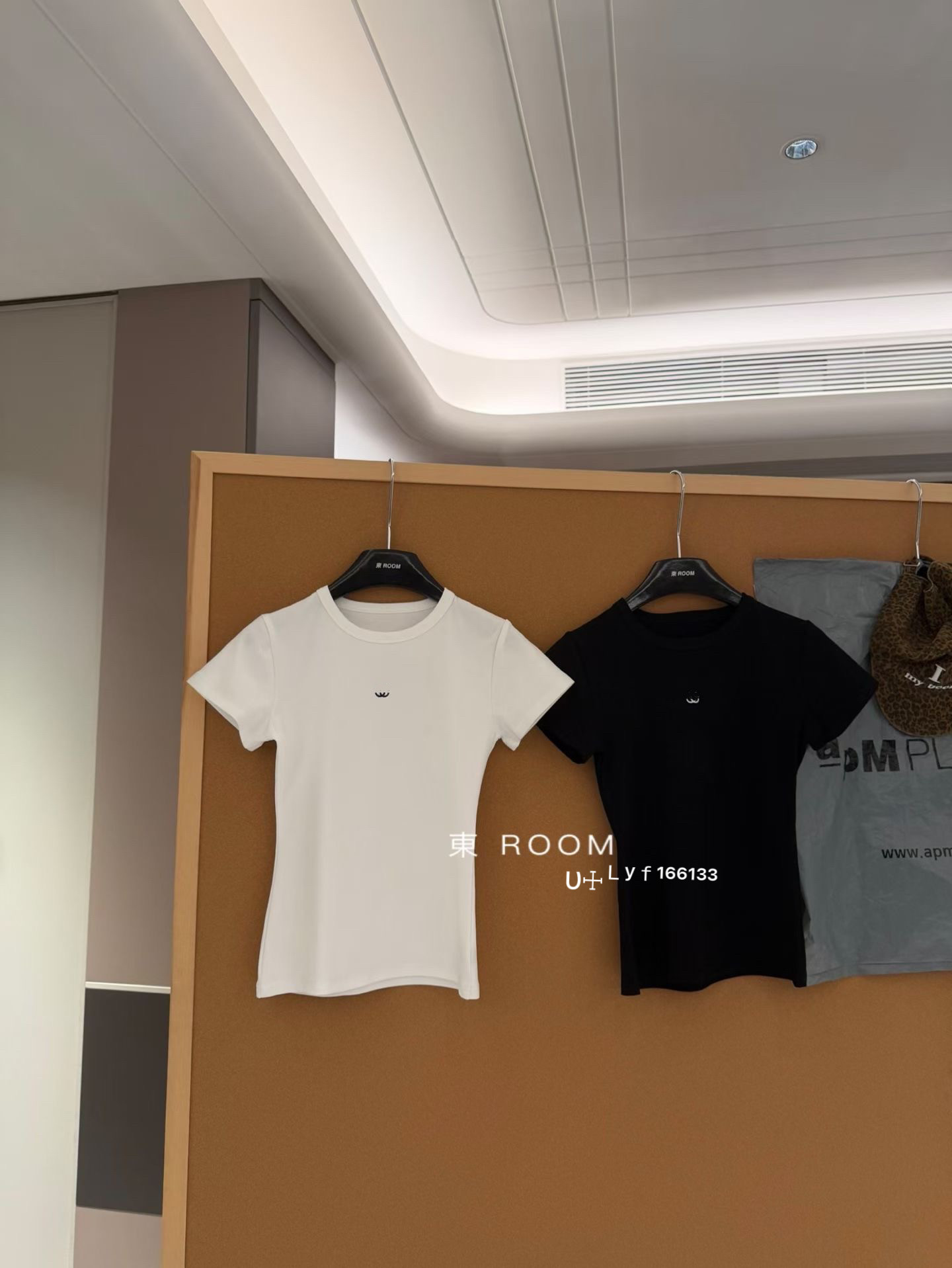 十三行2026春夏新款韩版小众图案刺绣弹力修身正肩黑色短袖T恤女