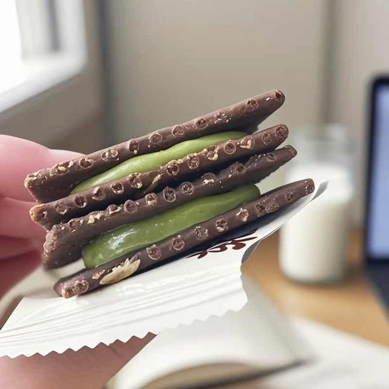 这层次感也太犯规了吧！可可开心果酱牛轧夹心饼网红手工零食休闲