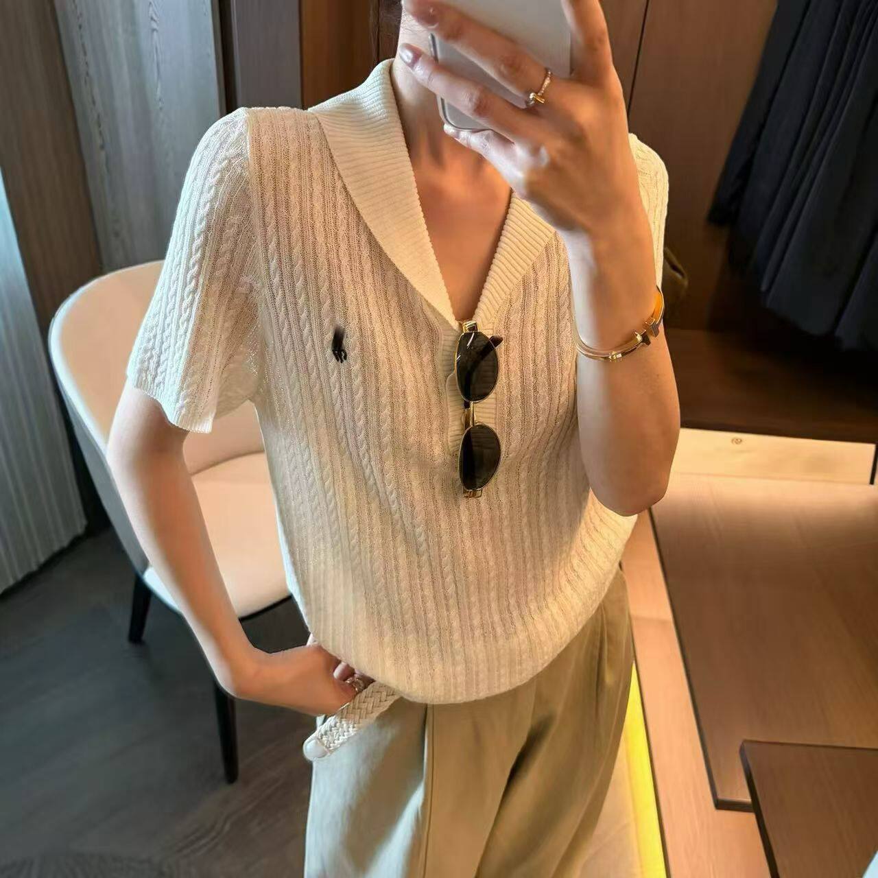 韩版复古麻花刺绣跑马翻领短袖针织衫女设计高级春新款两粒扣上衣