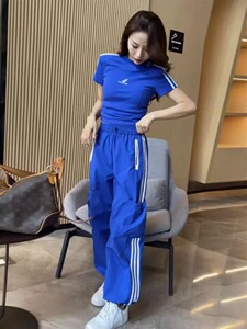 夏季短款上衣女露脐短袖打底女t恤+白色三条杠运动阔腿工装裤套装