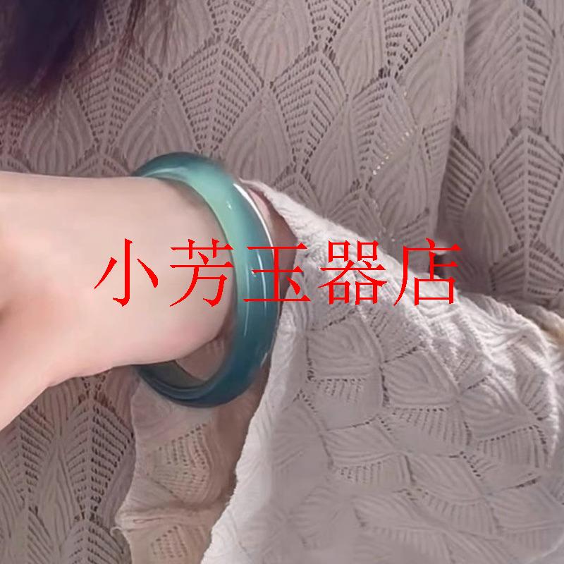 冰种薄荷奶绿玉髓手镯马达加斯加玛瑙浅蓝玉镯清冷细圆条高级女款