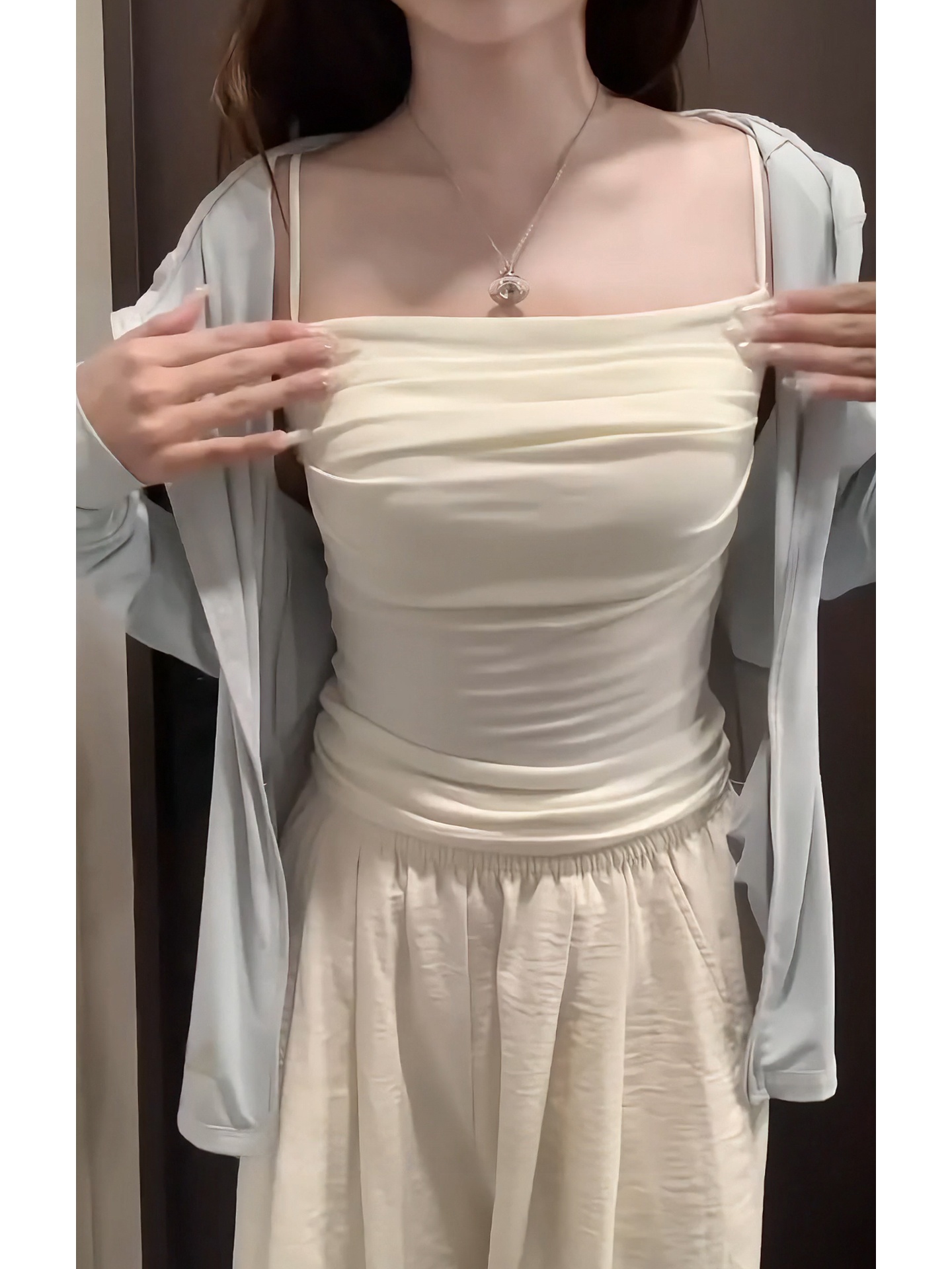 Plus-Size Pure and Sexy Style Pleated Camisole for Women with Chest Pads, Suitable for Autumn and Winter, with a Beautiful Back Design, Can Be Worn as an Inner Layer or as a Top